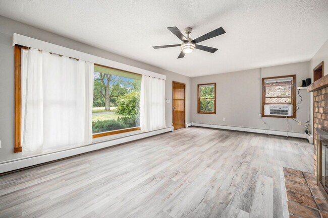 Building Photo - Charming, remodeled 2-Bed/1-Bath  ranch style home- $1499