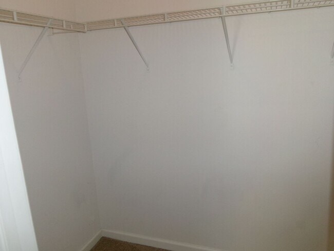 Building Photo - 3 bedroom, 2 bath home in the Inverness Co...