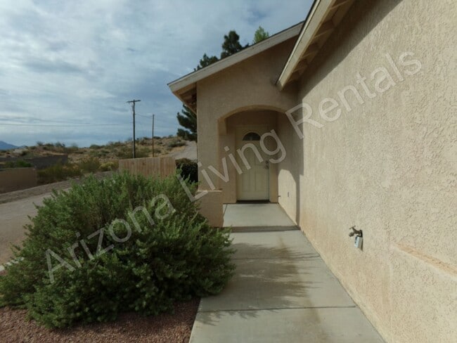Building Photo - IMMACULATE 3 BEDROOM HOME