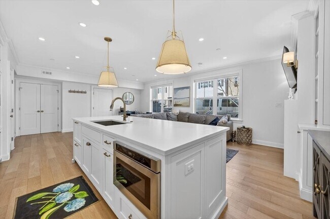 Building Photo - 521 E 8th St