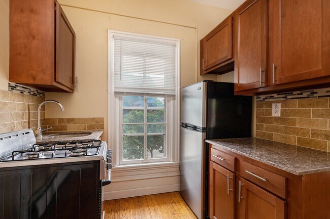 Building Photo - Attractive Remodeled Efficiency 2nd floor ...