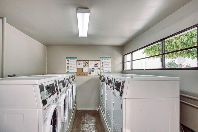 Building Photo - 1655 E Palm Canyon Dr