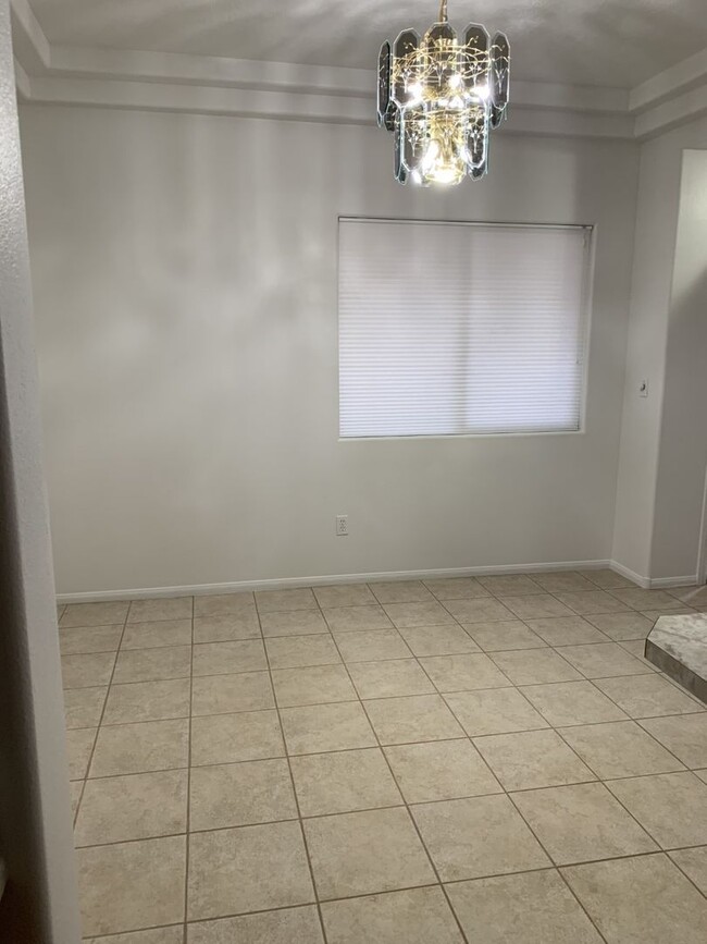 Building Photo - Wonderful lower level 2 bedroom, 2 bathroo...