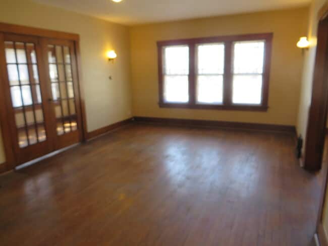 Building Photo - 826 Nuttman Ave