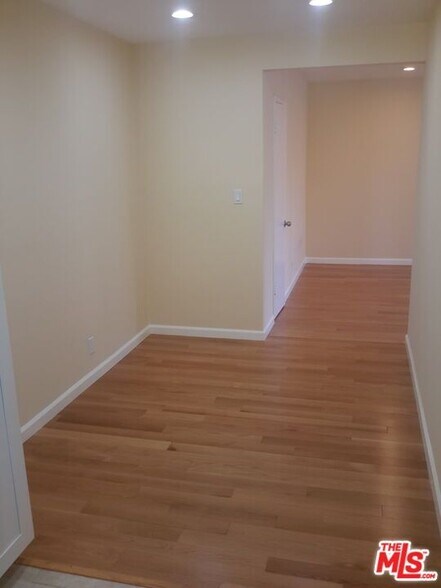 Building Photo - 5950 Carlton Way