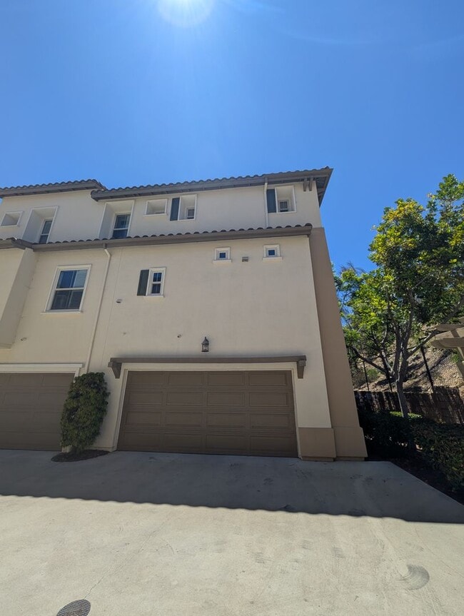 Building Photo - Stunning Modern End Unit Tri Level Condo i...