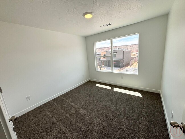 Building Photo - LIKE NEW Home in Long Valley!