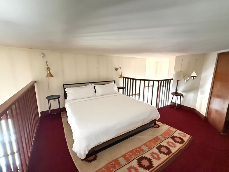 Building Photo - 402 W Dayton St