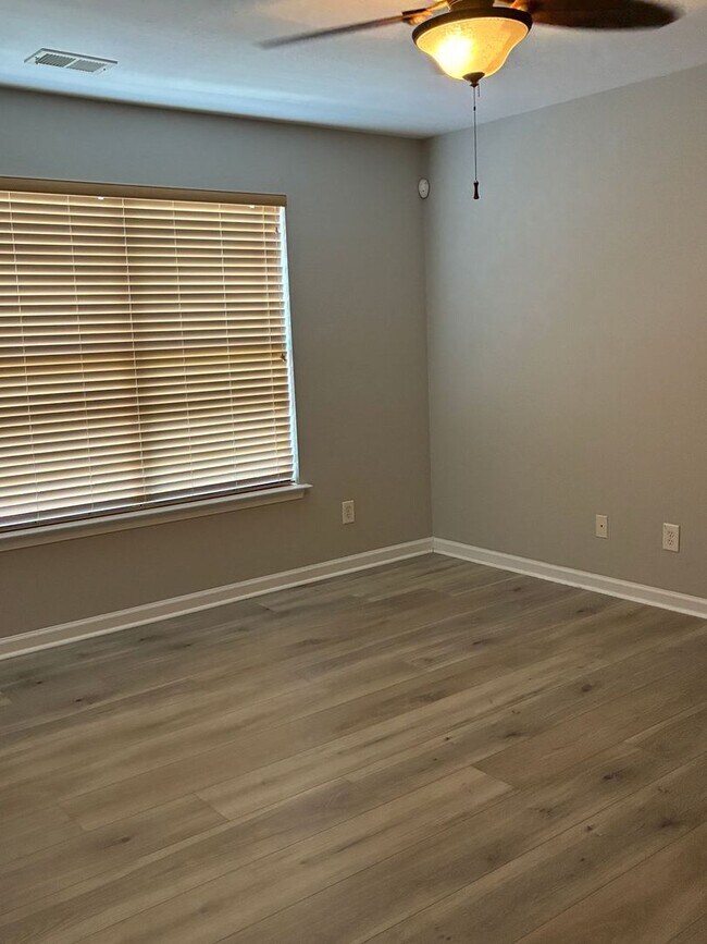 Building Photo - 1201 Eagle Creek Dr