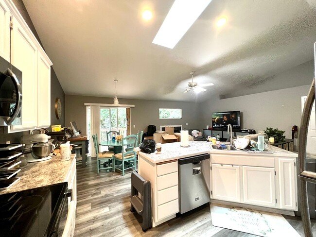 Building Photo - Remodeled 3-Bedroom Duplex Home in North G...