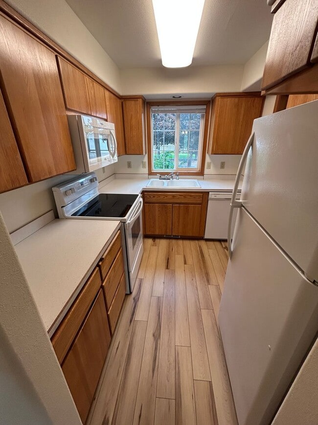 Building Photo - 824 NE Ashby Ct
