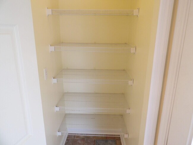 Building Photo - 102 Cedar Dr