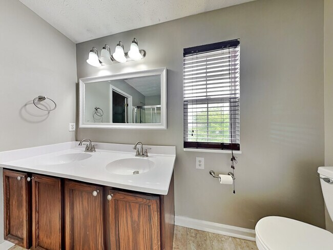 Building Photo - 10121 Pendula Dr