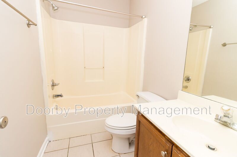 Building Photo - 464 Guyler St