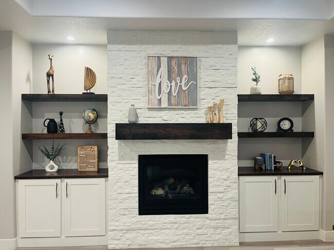 Building Photo - 2721 Hazel Dr