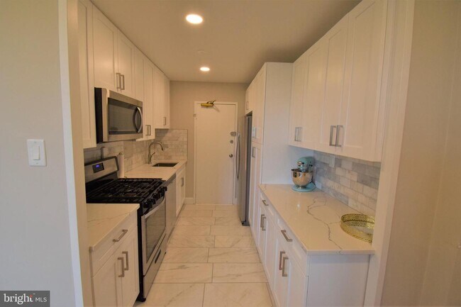 Building Photo - 6641 Wakefield Dr