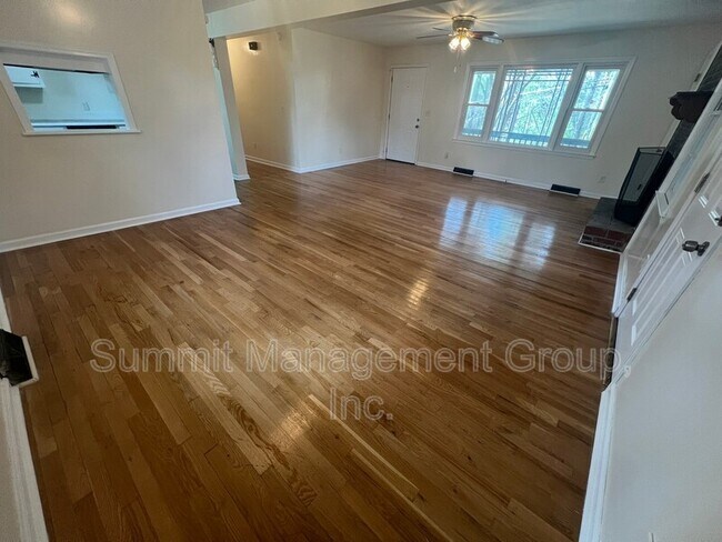 Building Photo - 8293 Lakeview Dr SW