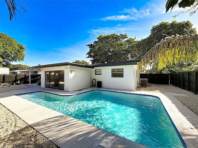 Building Photo - 600 N 66 Terrace