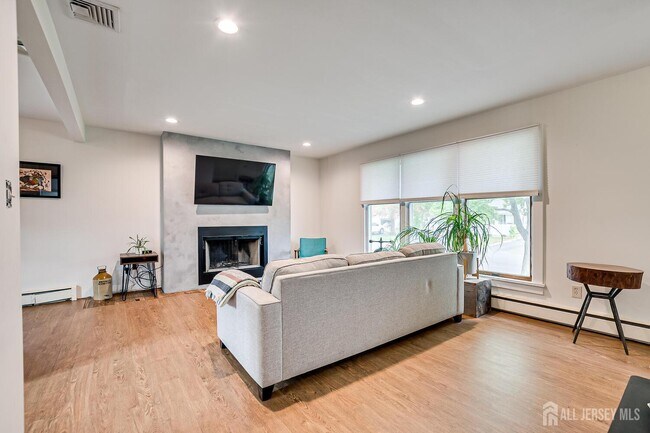 Building Photo - 1331 Sunset Ave