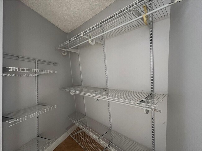 Building Photo - 3940 Victoria Dr