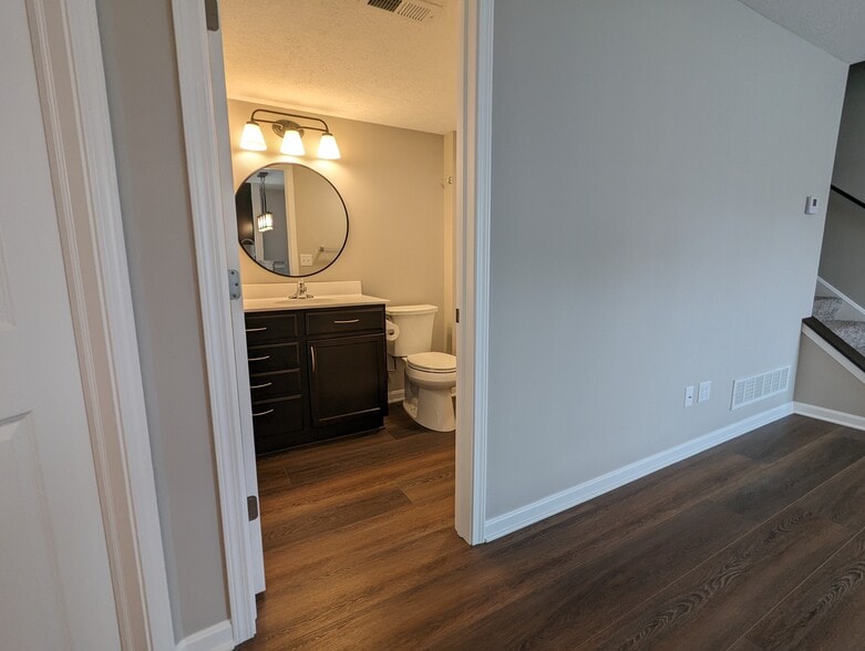 1st floor full bath - 4262 Stow Rd