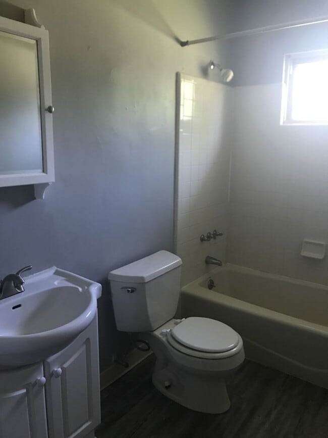 Building Photo - Ranch style 3 bedroom1.5 bath home off S. ...