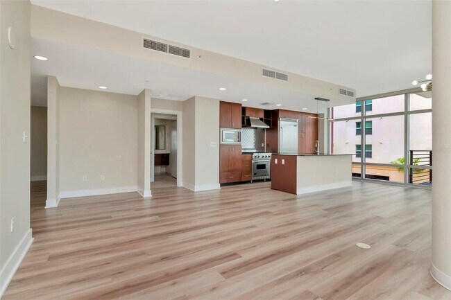 Building Photo - 1208 E Kennedy Blvd