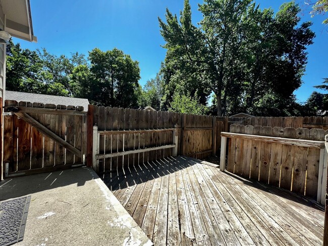 Building Photo - Updated 5 Bed 2 Bath House Near Old Town!