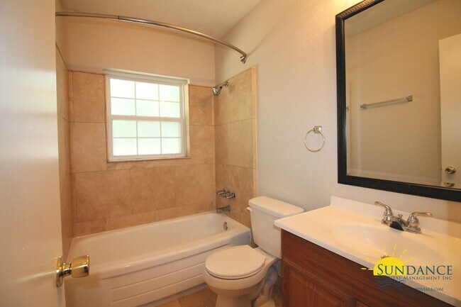 Building Photo - Great 3 Bedroom Home Near Hurlburt Field!
