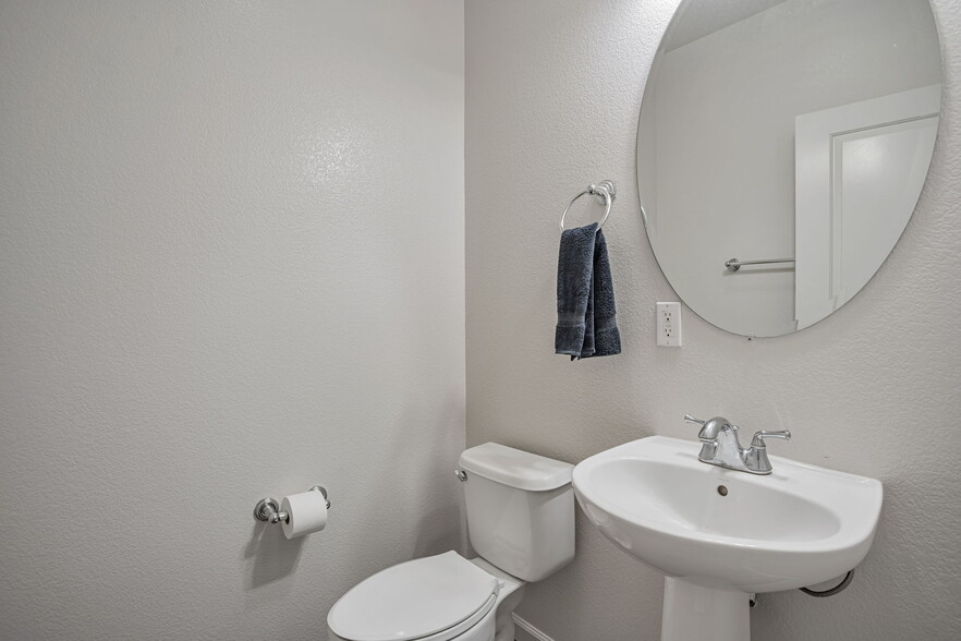 Building Photo - 1658 Glenmore Dr