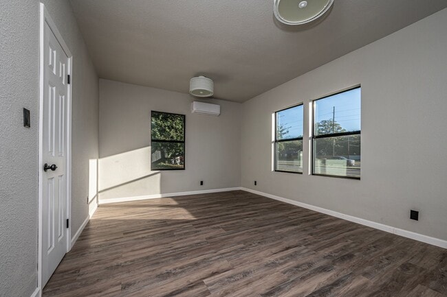 Building Photo - New 3 Bedroom 2 Bath on Stanley SW