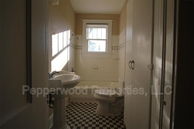 Building Photo - 521 S Irwin Ave
