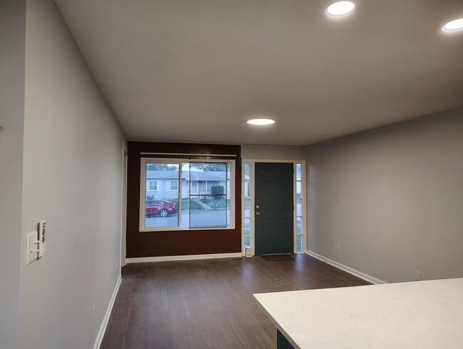 Building Photo - 434 Kenyon Ave