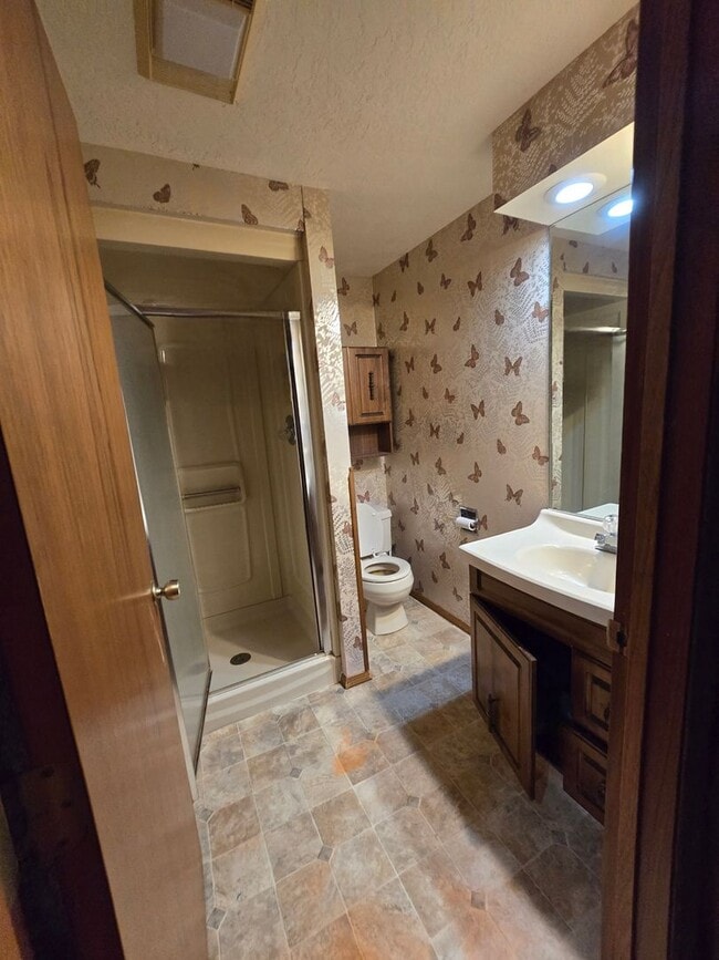 Building Photo - 4 bed, 3 bath house in the country