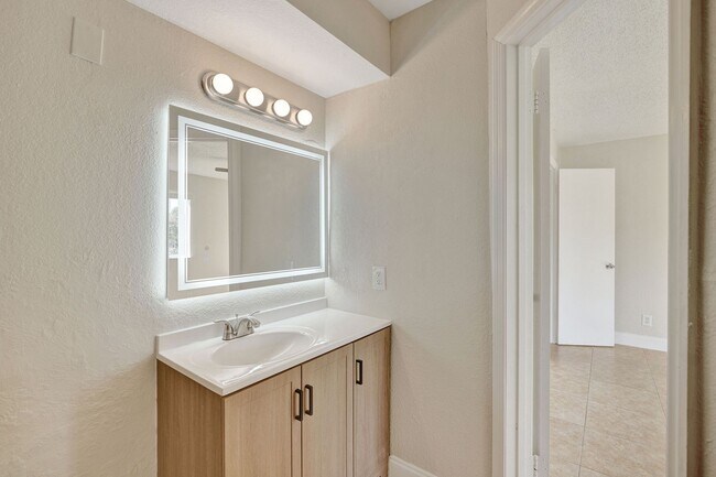 Building Photo - Remodeled 2 Bedroom / 2 Bathroom Condo with Lake View – Great Location