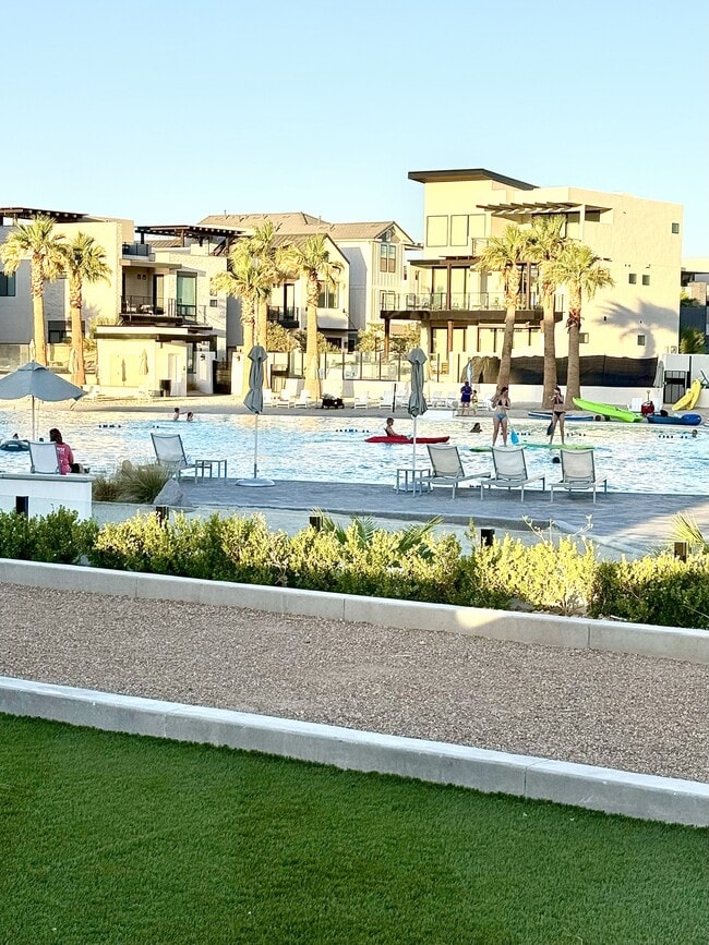 Building Photo - Desert Color Condo