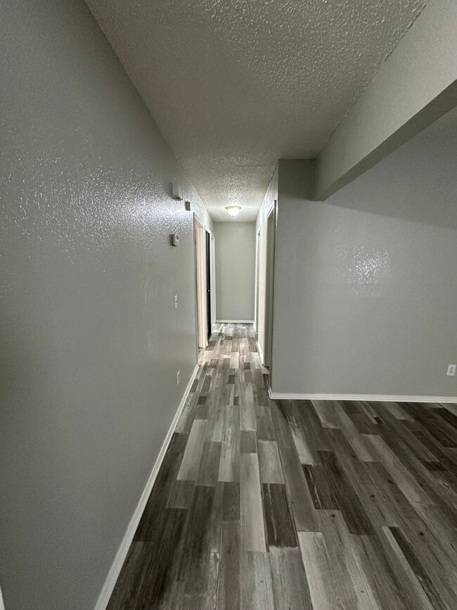 Building Photo - Nice 3bed, 1 1/2 bath. 2 car garage