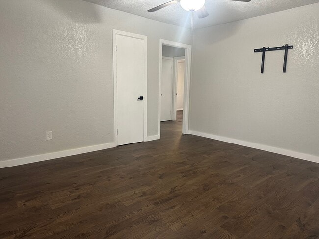 Building Photo - 208 Walnut St