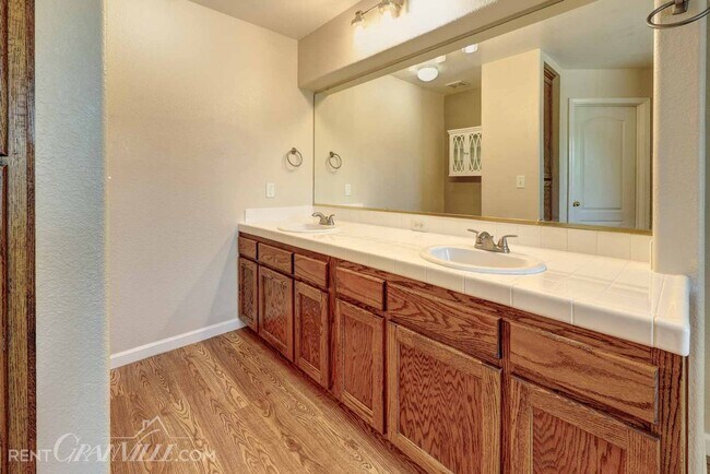 Building Photo - Granville Realty Rental Home