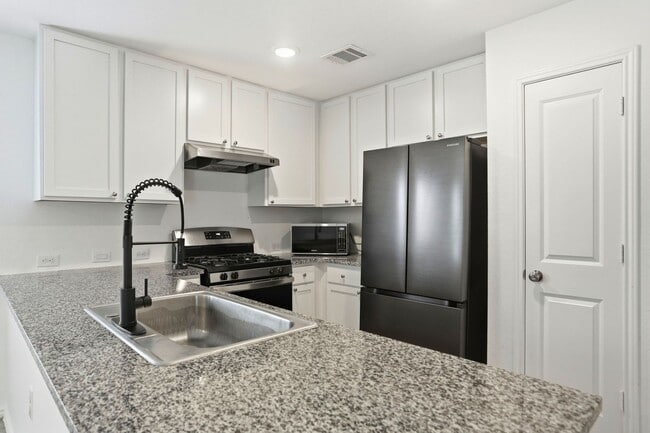 Building Photo - Single-Story 3/2 Rental Near Lackland Air Force Base | No Carpet | Fridge Included |