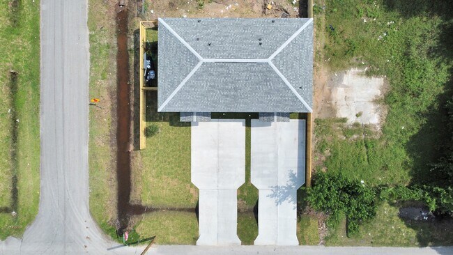 Building Photo - 8595 Parkway Dr