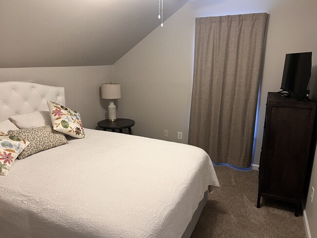 Building Photo - 828 N Maple St