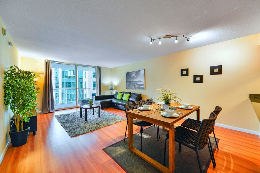 Building Photo - 1200 Brickell Bay Dr