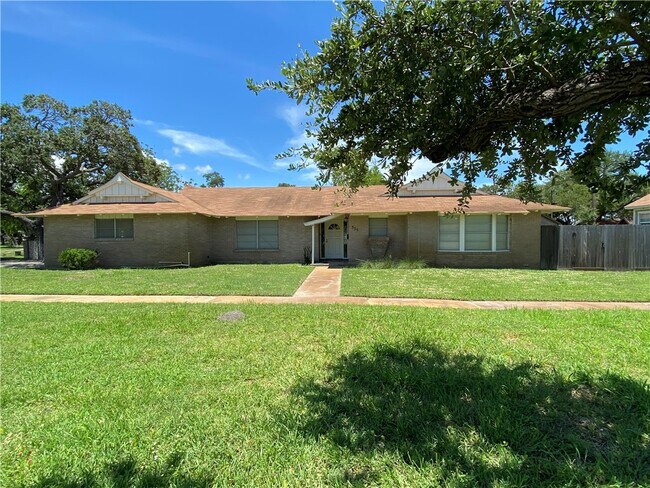 Building Photo - 536 W Yoakum Ave