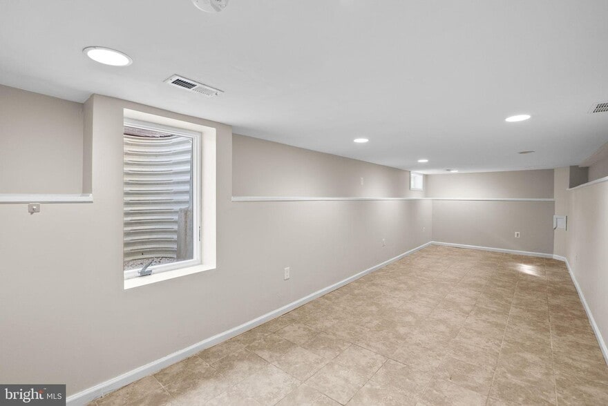 Building Photo - 5701 31st Ave