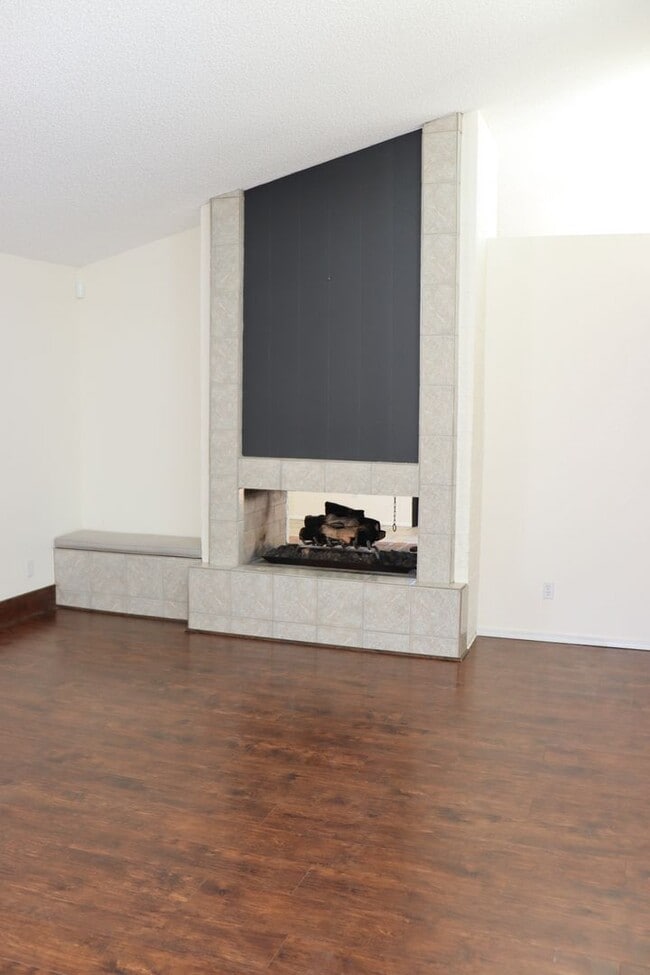 Building Photo - 5 Bedroom, 2 Bathroom