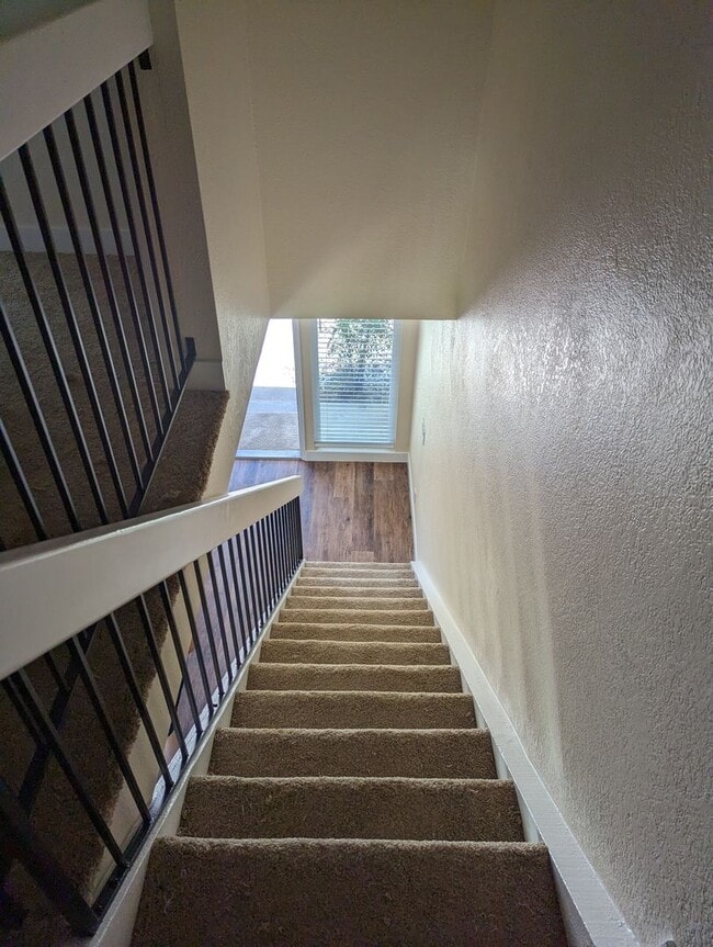 Building Photo - Upgraded 2 Story 2 Bed/1.5 Bath Condo