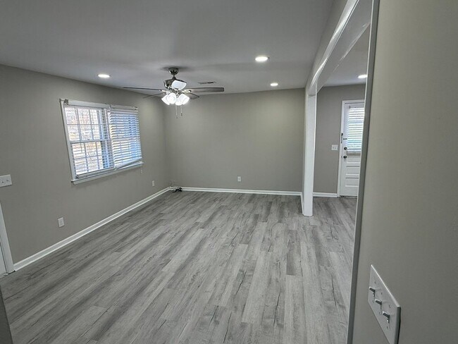 Building Photo - 315 Creekway Ct