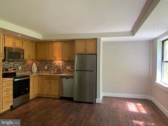 Building Photo - 210 Oakwood St SE