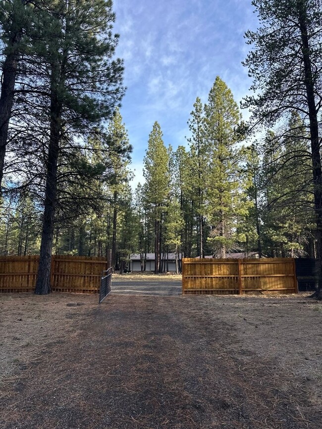 Building Photo - Adorable home in La Pine area, 1.5 acres fully fenced!!